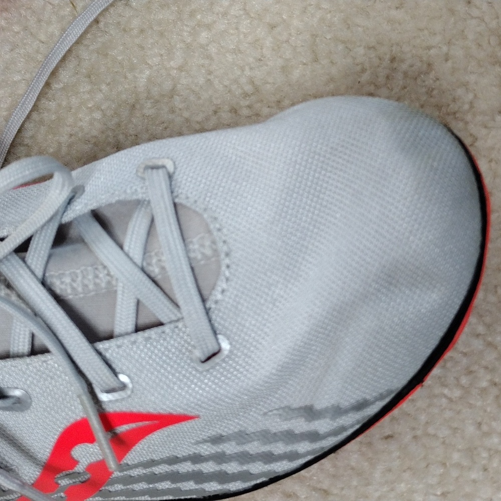 Saucony women's silver and red track shoes. Mint condition. Size 9 - Picture 2 of 12